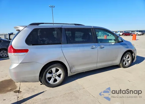 2012 Toyota Sienna Le z USA, uszkodzony, nr VIN 5TDKK3DC6CS177582